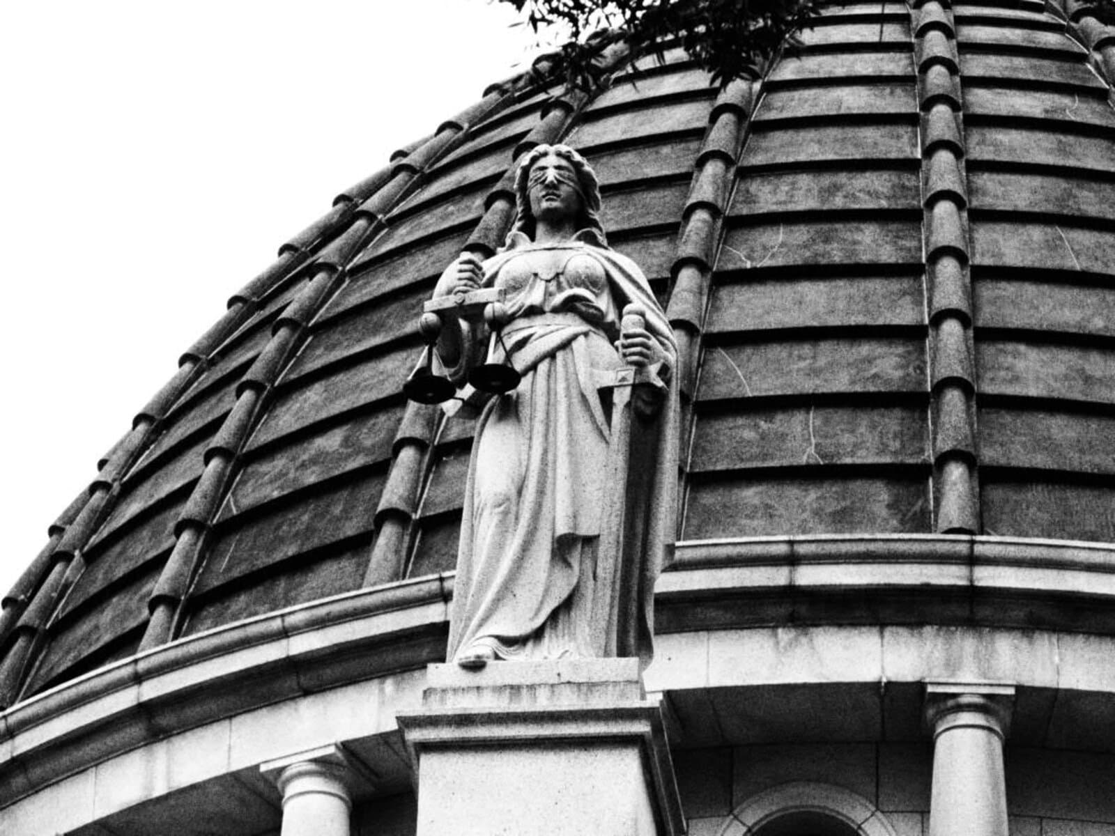 AI-ul de la Google l-a numit escroc pe un editor real. Un tribunal a decis că Google răspunde
